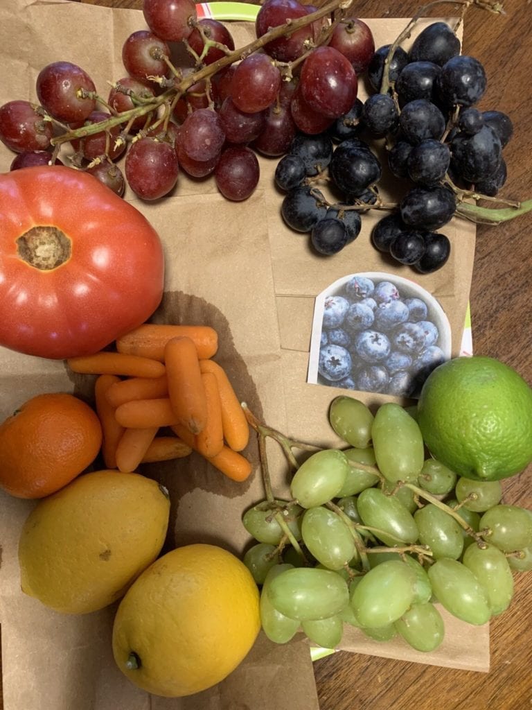Fruits and vegetables placed in a circle according to color order