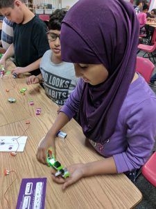 Student using little bits.