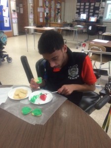 abdul_decorating_cookies