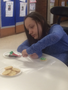 tesia_decorating_cookies